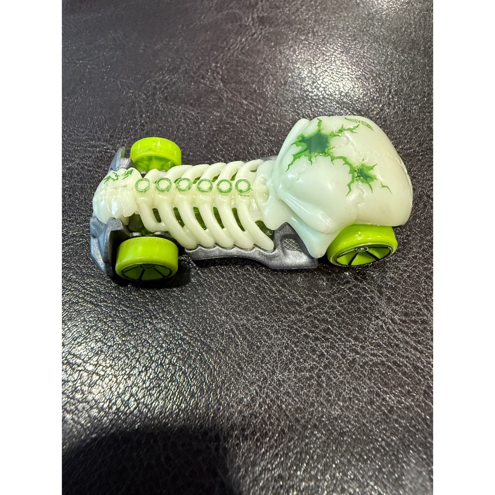 Hot Wheels Skull Crusher 2009 Mattel White Glow in the Dark Skeleton Car R1186